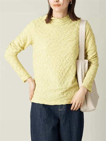 凹凸紋面料高領內搭上衣